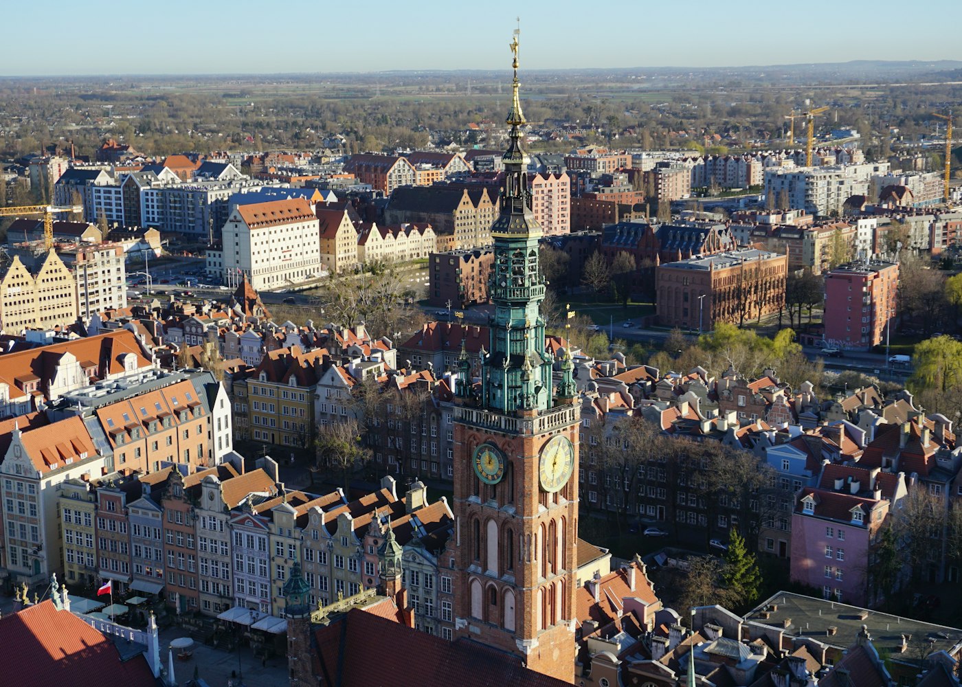 Blick über die Dächer einer europäischen Stadt