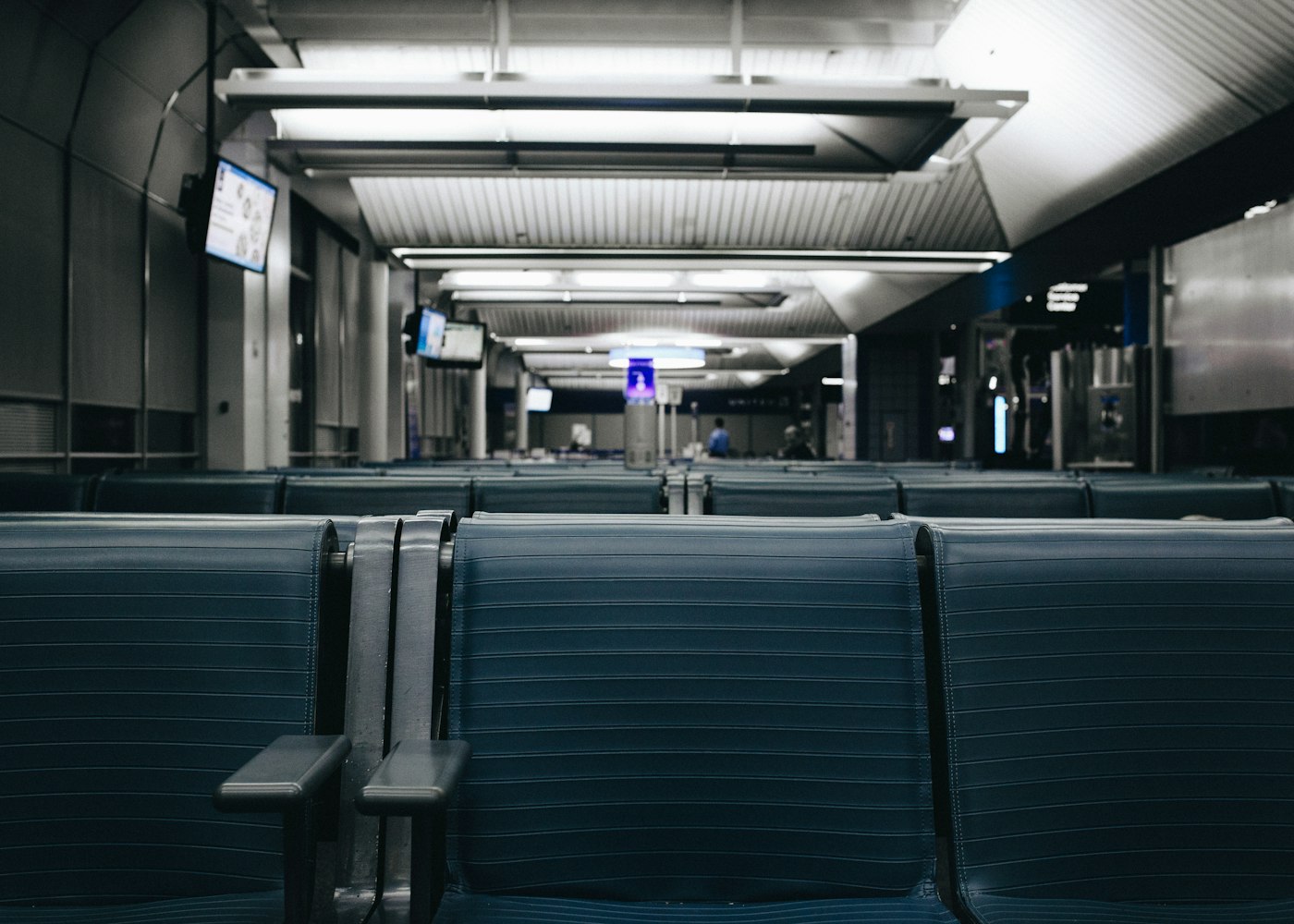 Leerer Wartebereich in einem Flughafen-Terminal