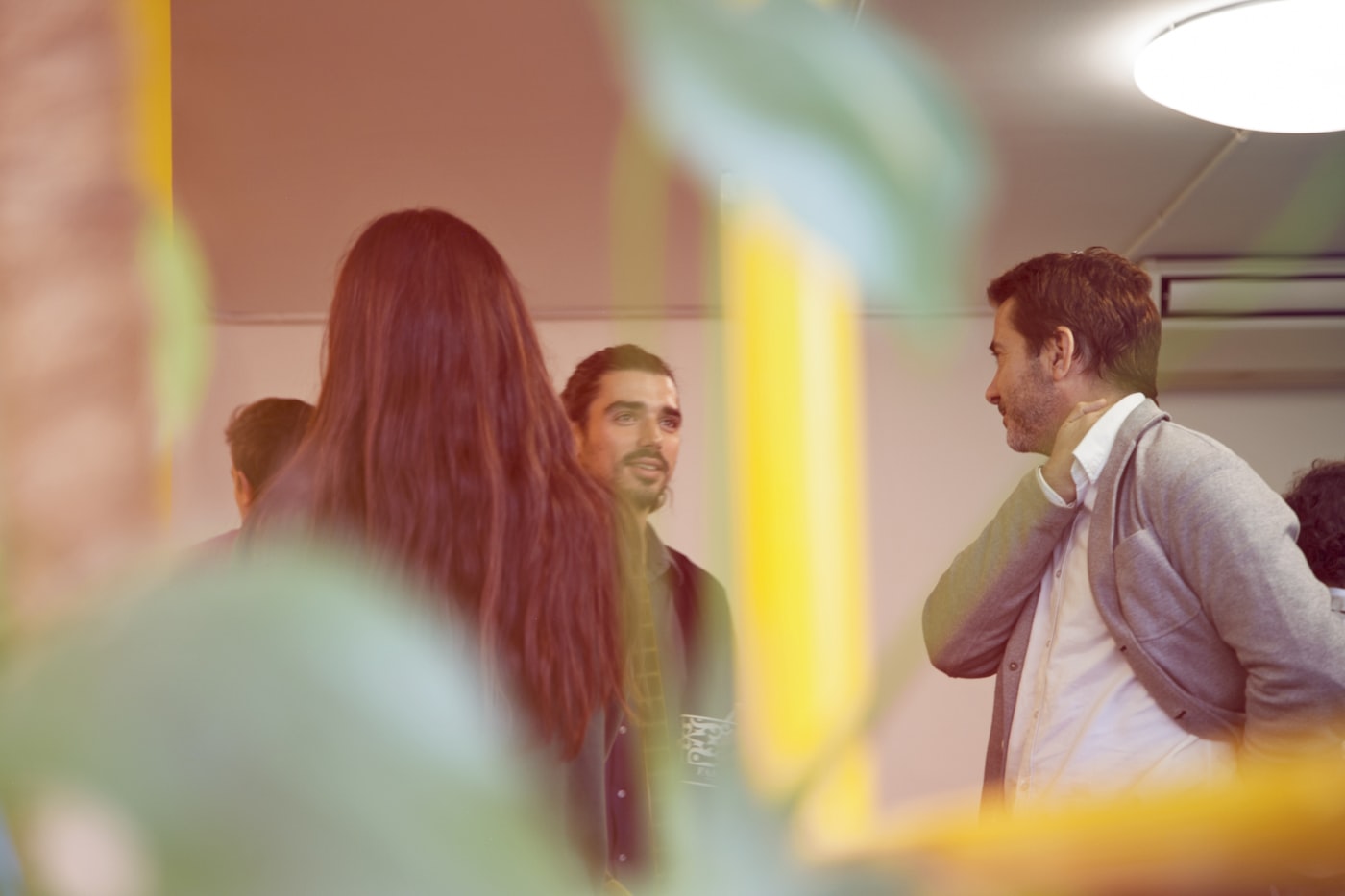 Zwei Unternehmer im Gespräch nach einem Treffen