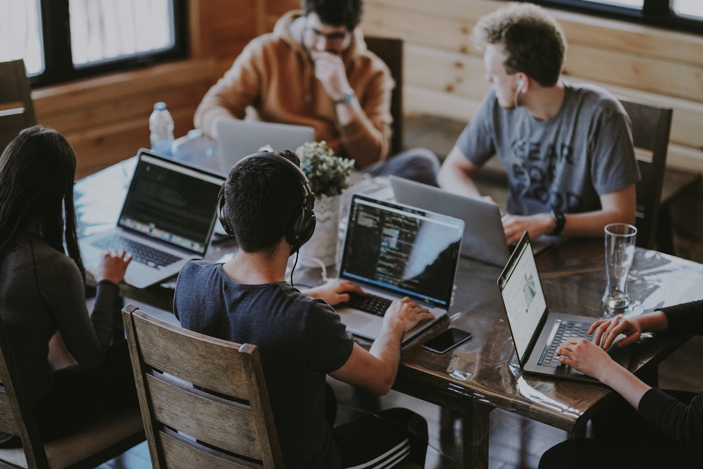 Gruppe arbeitet gemeinsam an Laptops in einem Coworking-Space